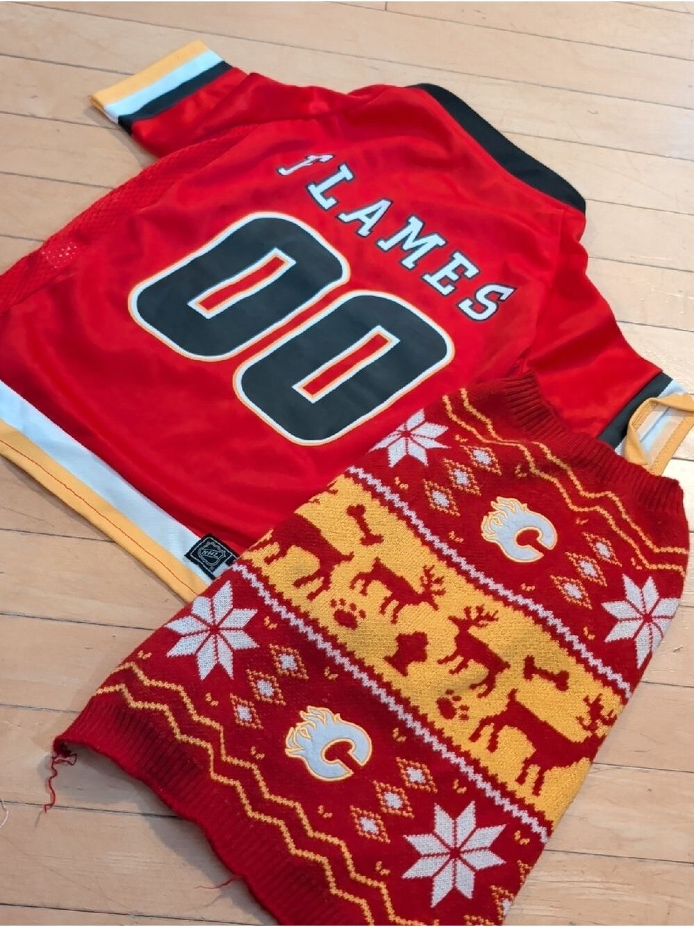 25lb Dog NHL Calgary Flames Red‎ and Gold Knit Team Sweater & Jersey